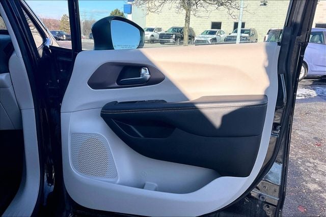 2024 Chrysler Voyager LX