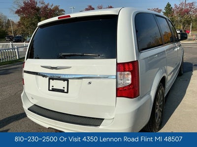 2016 Chrysler Town & Country S